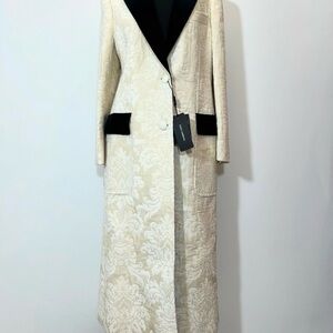 Dolce&Gabana chic women's coat with black velour inserts.